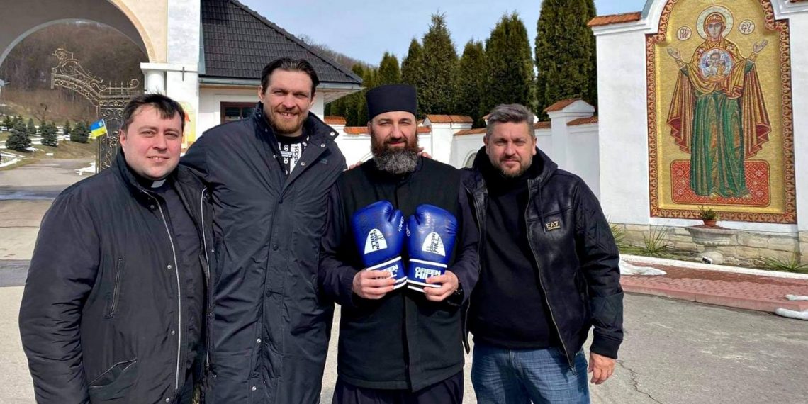 Олександр Усик та група осіб.