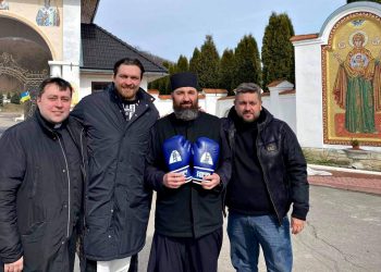 Олександр Усик та група осіб.