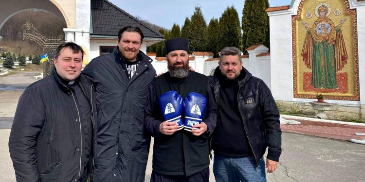 Олександр Усик та група осіб.