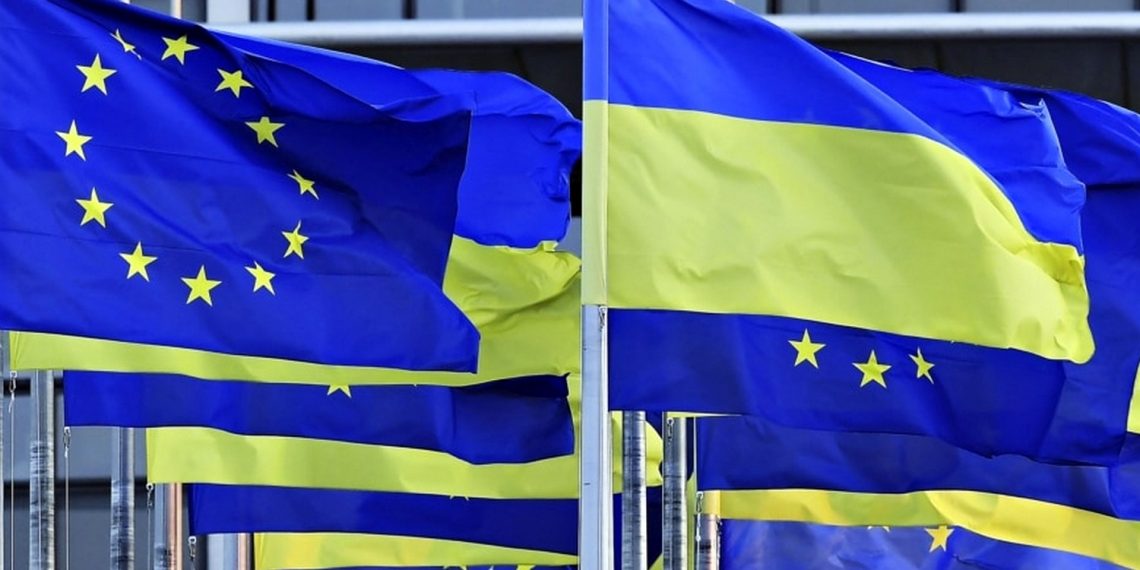 Прапори ЄС і України.