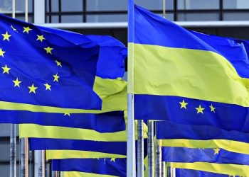 Прапори ЄС і України.