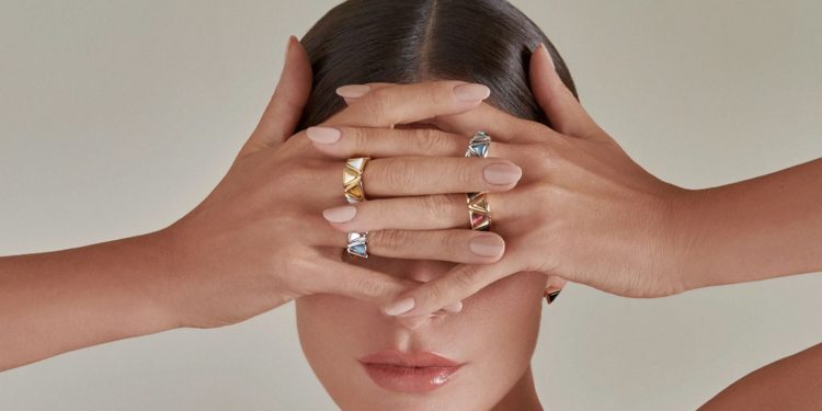 Как выбрать идеальный ювелирный подарок на День влюбленных и День весны: несколько вдохновляющих идей