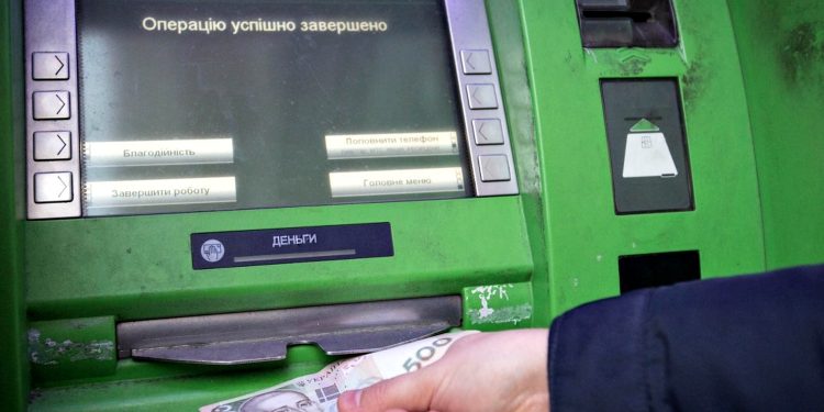 Зняття грошей у банкоматі.