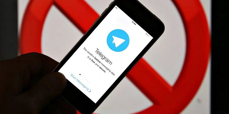 Смартфон з Telegram.
