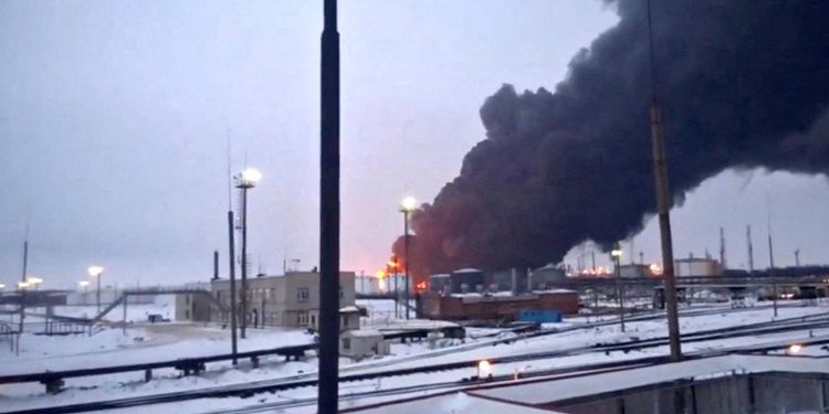 Пожежа на нафтопереробному заводі.