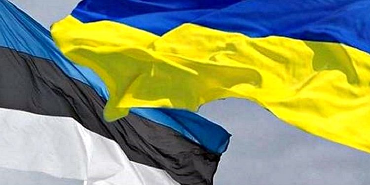 Прапори Естонії та України.