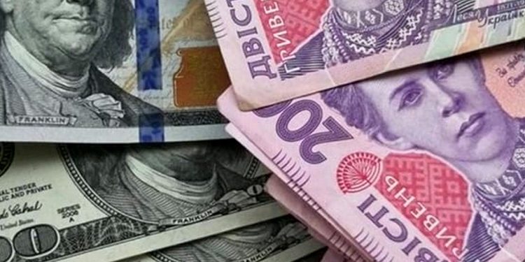 Долари та гривні.