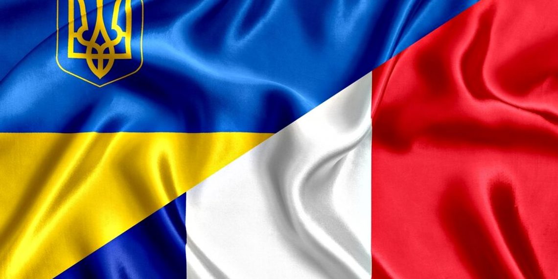 Прапори України та Франції.
