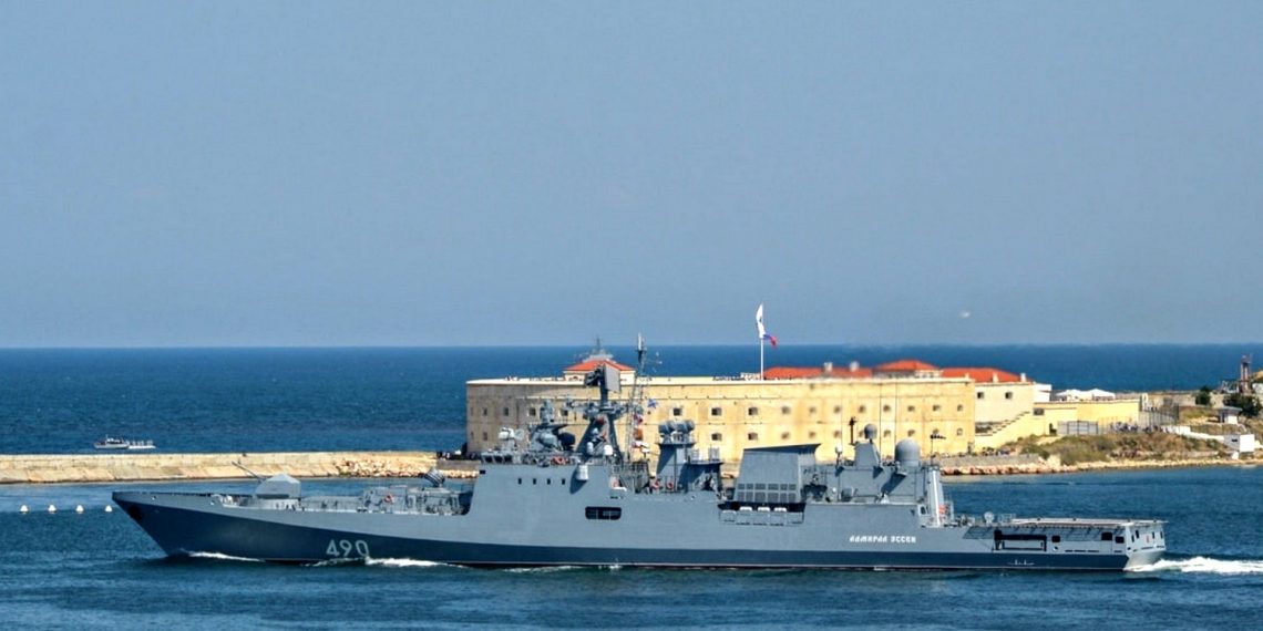 Російський військовий корабель.