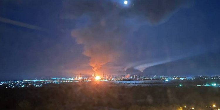 Ночная «бавовна» в РФ: росМИ пожаловались на масштабный пожар после удара БПЛА по НПЗ в Самарской области (видео)
