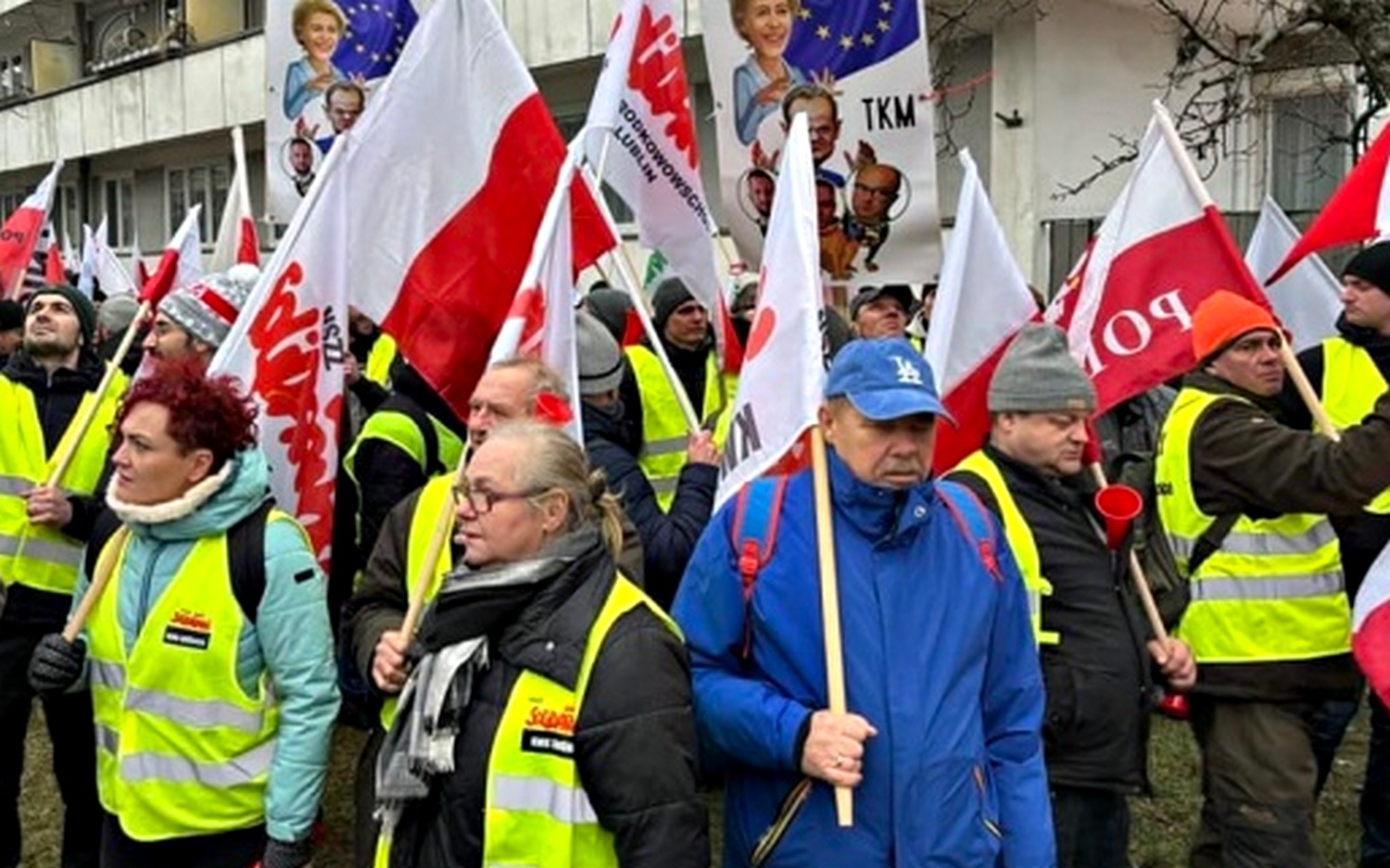 Протестувальники-поляки.