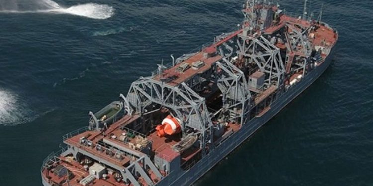 Російський корабель "Комуна"