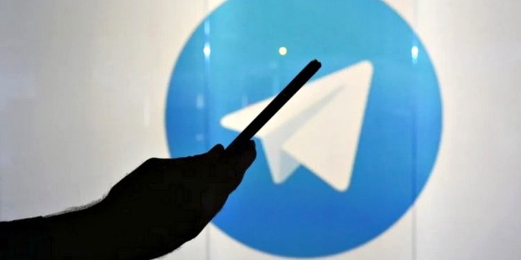 Смартфон і Телеграм.