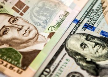 Долари та гривні.