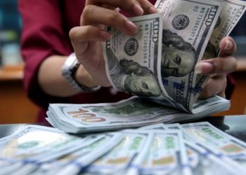 Долари на касі банку.