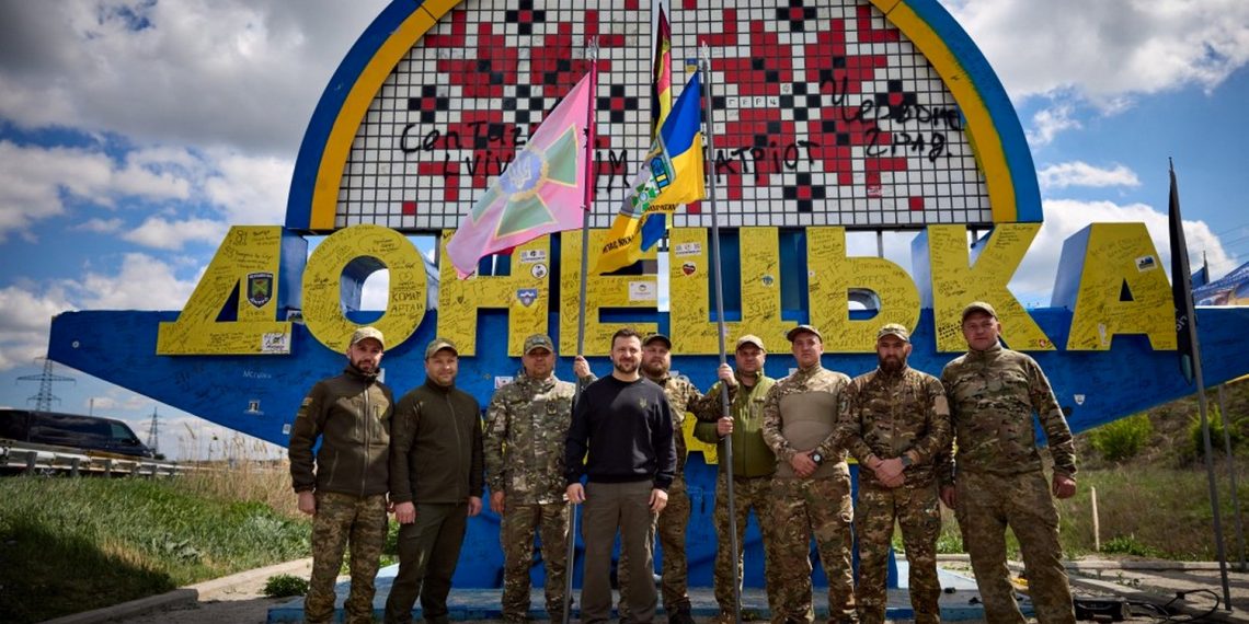 Володимир Зеленський та бійці ЗСУ.