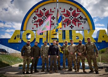 Володимир Зеленський та бійці ЗСУ.