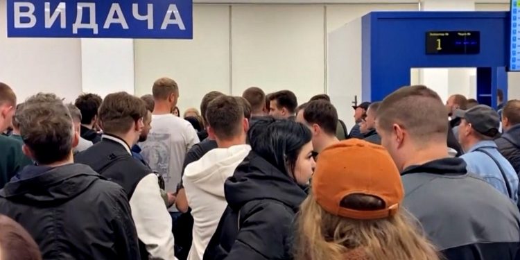 Черга в консульстві.