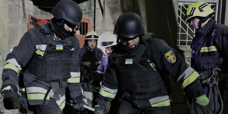 Рятувальники в Дніпрі.