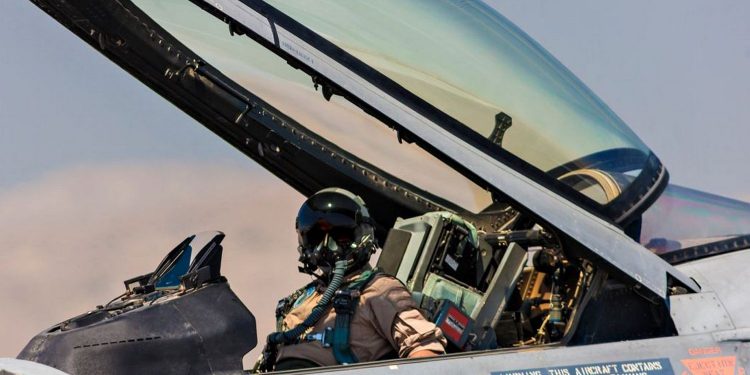 F-16.