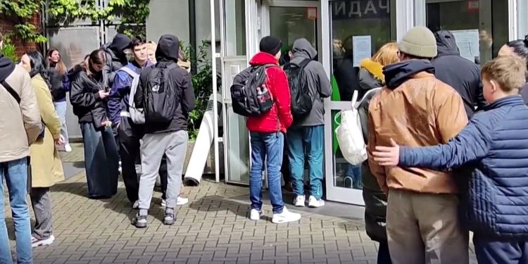 Черга за паспортами.