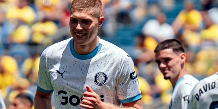 Артем Довбик.