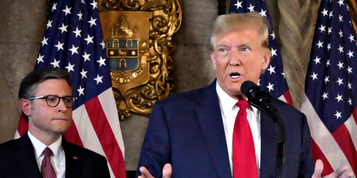 Майк Джонсон і Дональд Трамп.