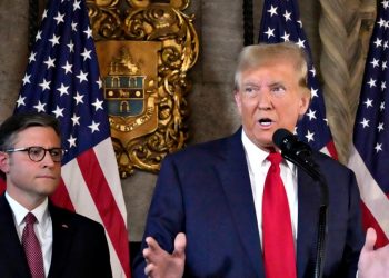 Майк Джонсон і Дональд Трамп.