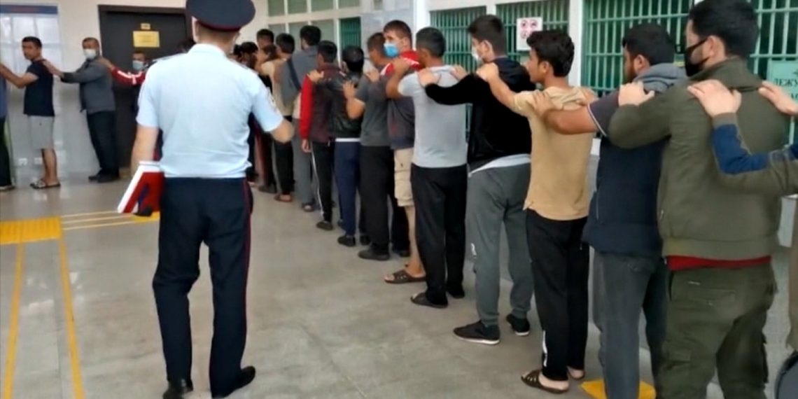 Мігранти в РФ.