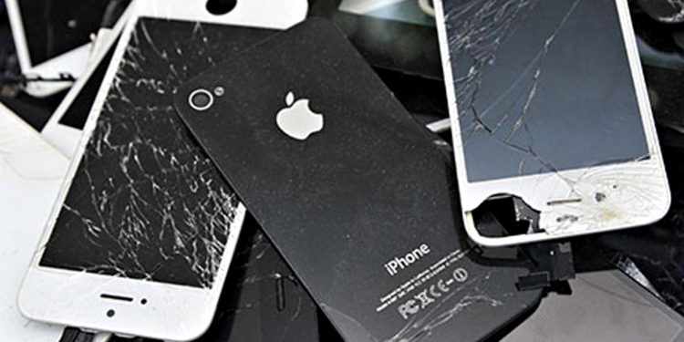 Розбитий iPhone.