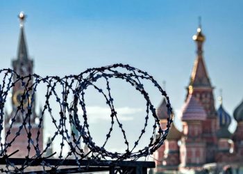 Кремль за колючим дротом.