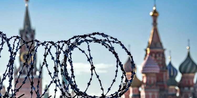Кремль за колючим дротом.