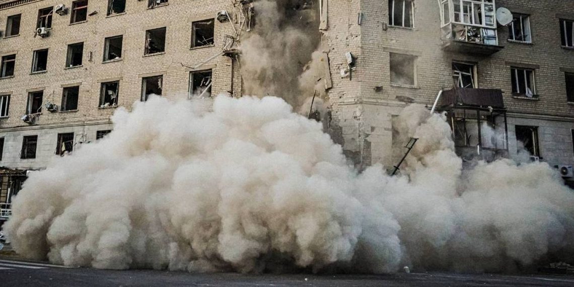 Обстріляна багатоповерхівка.