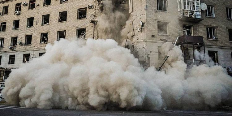 Обстріляна багатоповерхівка.