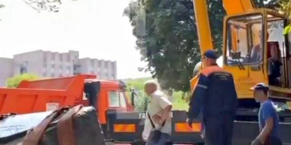 Демонтаж пам'ятника.