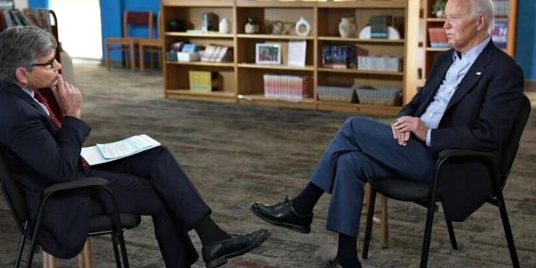 Джозеф Байден та журналіст.