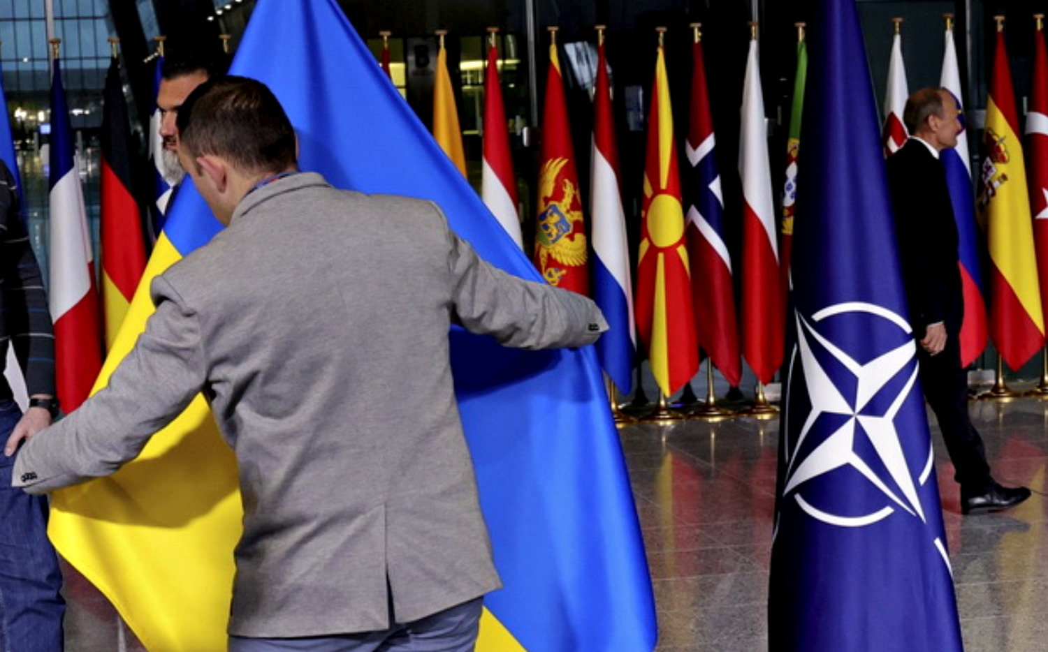 Прапори країн НАТО.