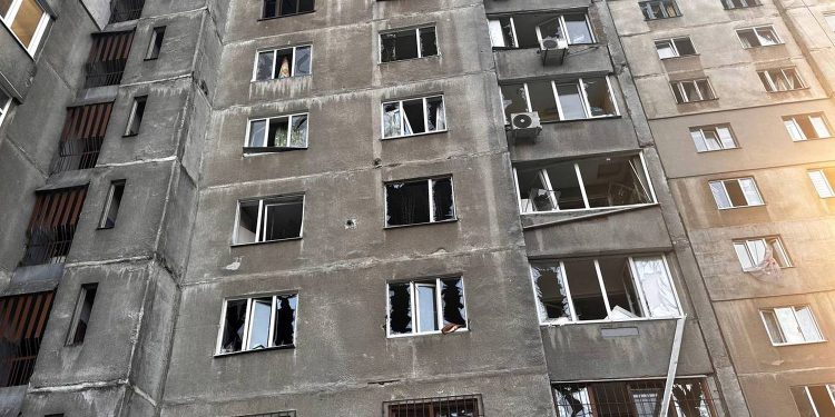 Обстріляна багатоповерхівка.