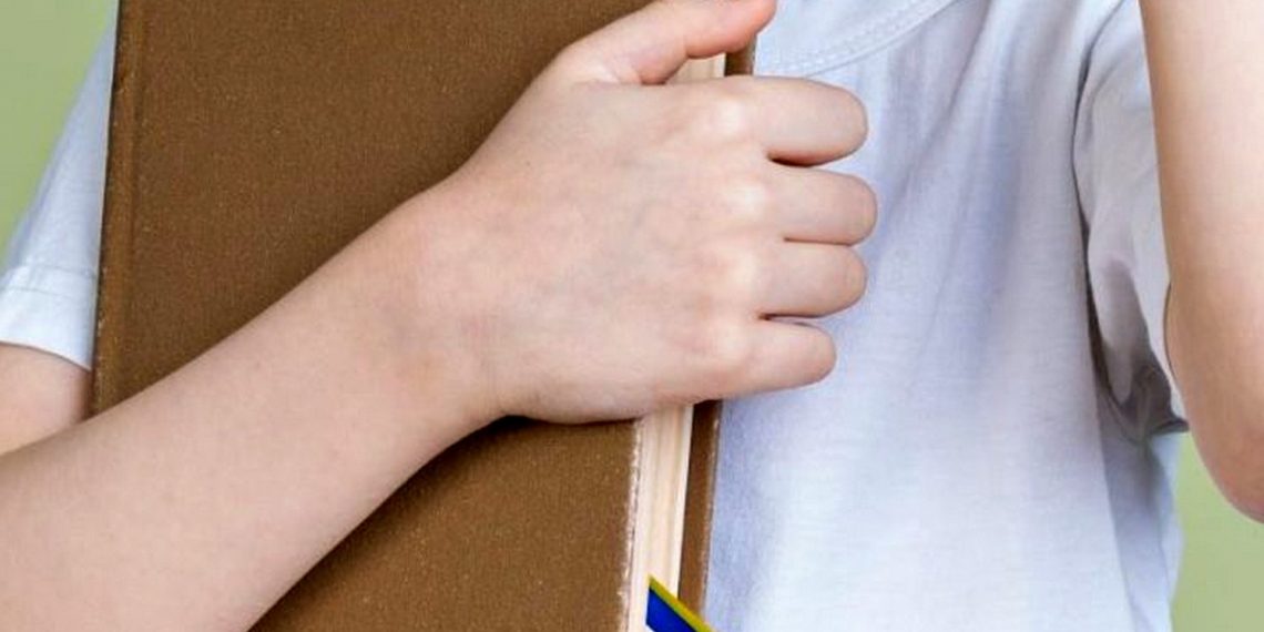 Школяр із книжкою.