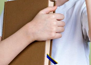 Школяр із книжкою.