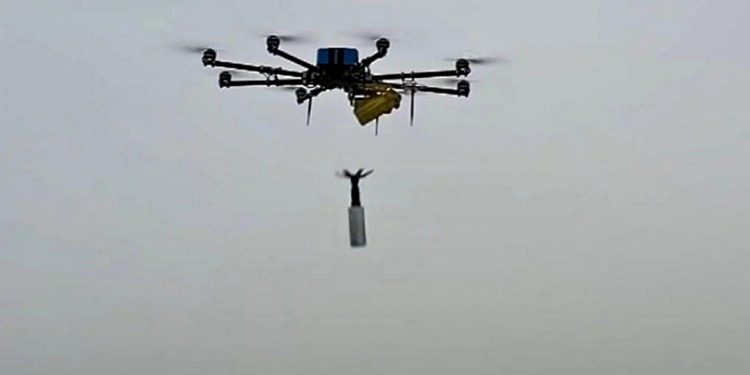 Скидання з FPV-дрона.