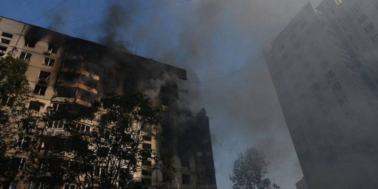 Удар по багатоповерхівці.