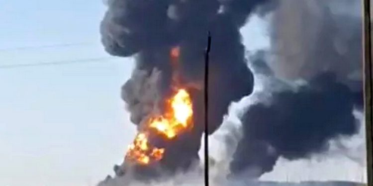 Палаюча нафтобаза.