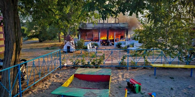 Обстріляне кафе.