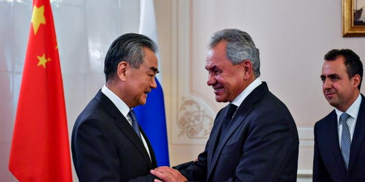 Ван І та Сергій Шойгу.