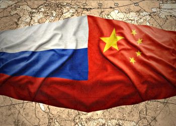 Прапори РФ та КНР.