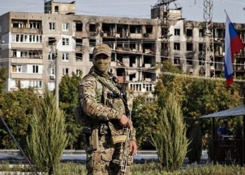 Окупанти в Маріуполі.