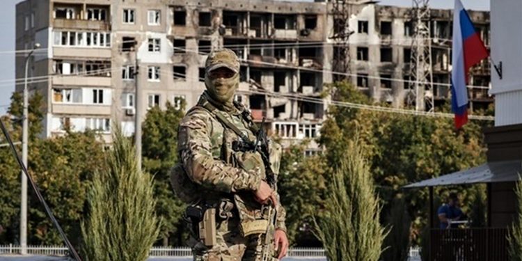 Окупанти в Маріуполі.