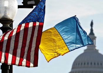 Прапори США та України.