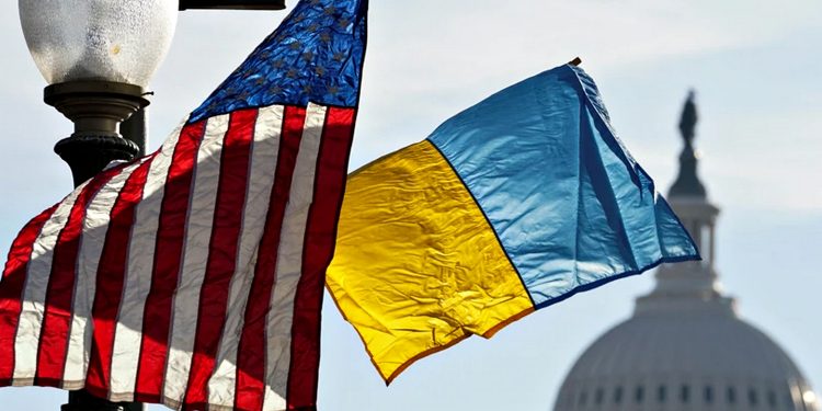 Прапори США та України.